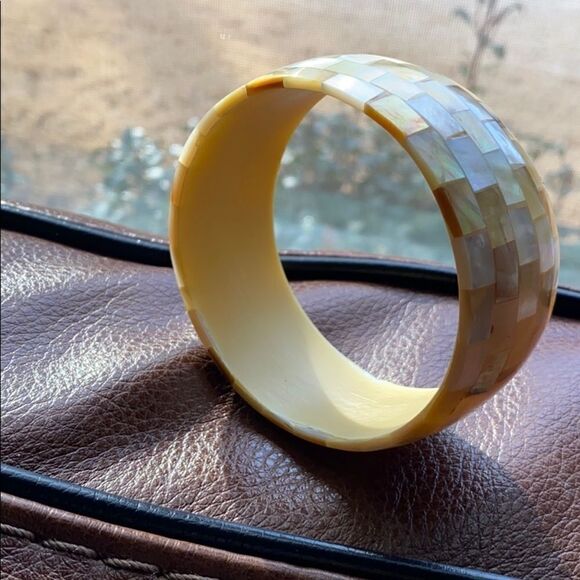 EUC Vintage women’s Beautiful Mother Of Pearl mosaic bangle Bracelet. - Picture 8 of 13